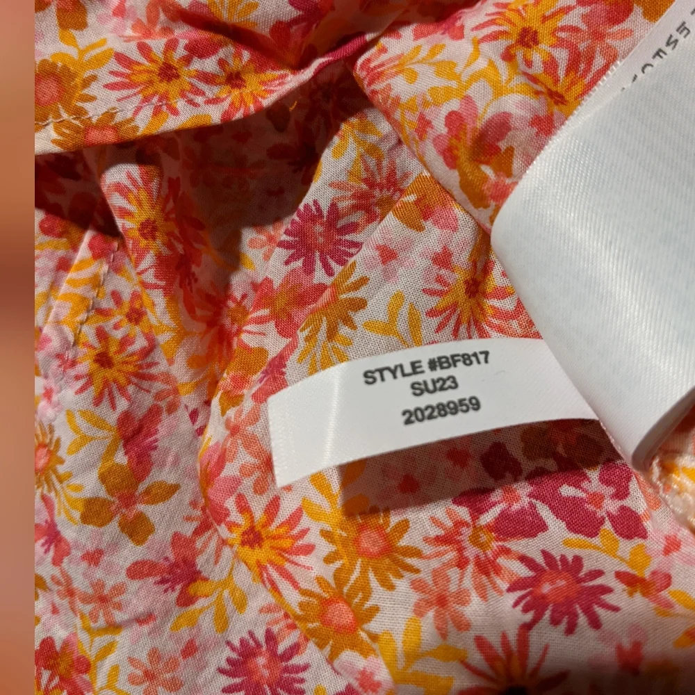 J. Crew - Lightweight Cotton Shirt Signature Fit BF817 | Medium | Pink Floral - Picture 5 of 15